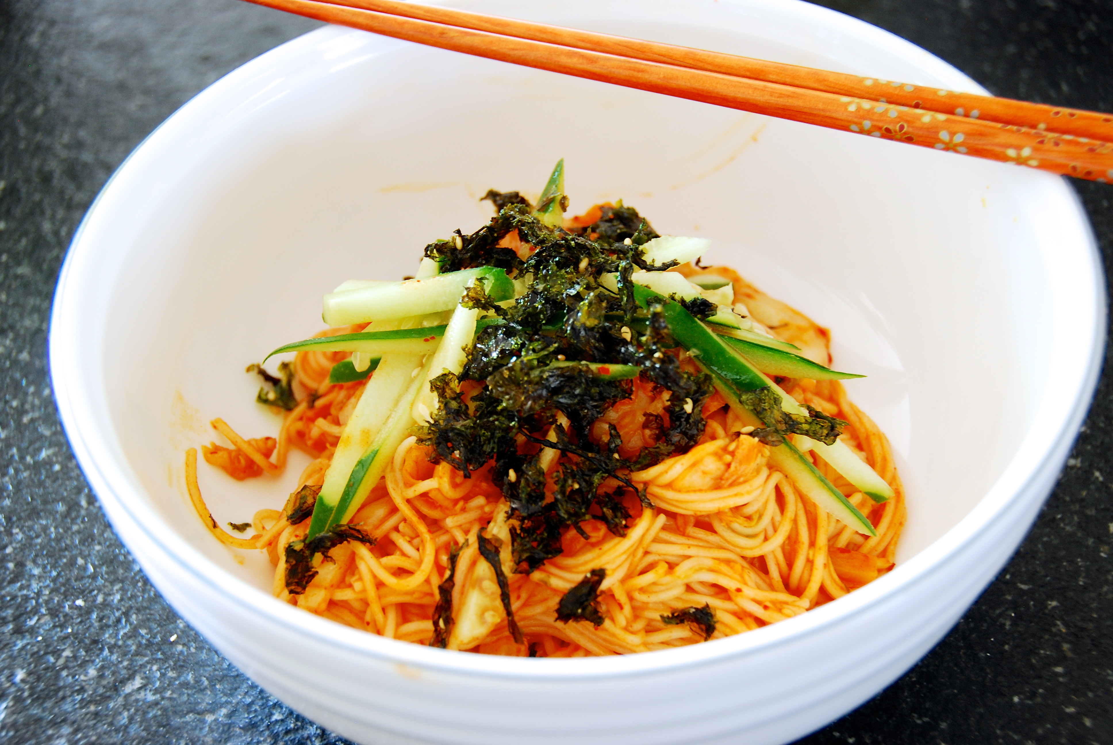 Корейская острая. Bibim-Guksu. Лапша кимчи. Корейская лапша кимчи. Кимчи куксу.